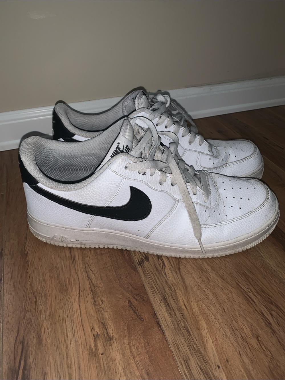Nike White and Black Low-Top Sneakers